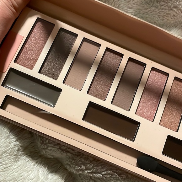 Beauty Treats blushed eye contour pallet. - Picture 2 of 4